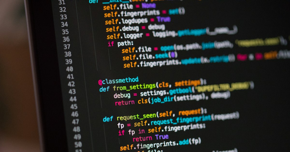 Bildschirm mit farbig hervorgehobenem Programmcode in einem Editor
