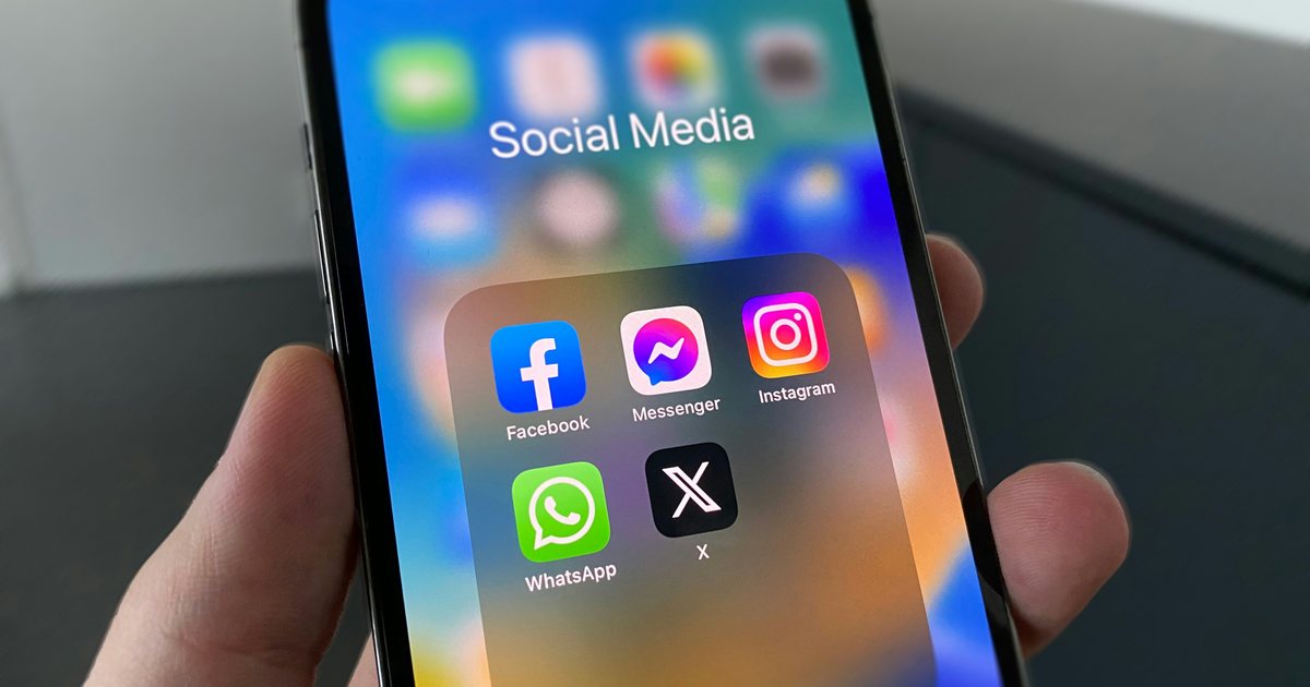 Smartphone mit geöffnetem Ordner Social Media mit Facebook, Messenger, Instagram, WhatsApp und X